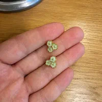 گوشواره میخی طرح گل سبز