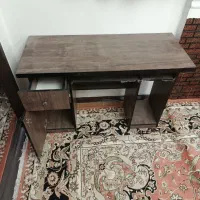 میز تحریر و کامپیوتر