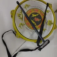 تعدادی وسیله . طبل و زنجیر و کفش بچه.قفس و فنچ و..