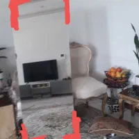 آینه قدی محکم و بدون هیچ ایرادی فقط قاب نداره