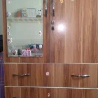 یک عدد کمد لباسی به فروش می‌رسد