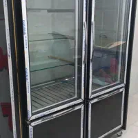 یخچال چهار درب دو طرف مرغ فروشی و فریزر ایستاده