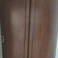 کمد دو درب چوبی قهوه‌ای جادار