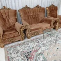 مبل ۷نفره راحتی تمیز جلو مبلی شیشه‌ای