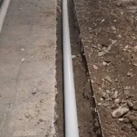 یک عدد لوله فاضلاب پلاستیکی به متراژ حدود ۱۵۰ سانت