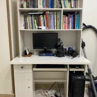 میز کامپیوتر و کتابخانه