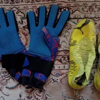 توپ و کفش فوتبال و دستکش دروازبانی