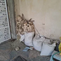 مقداری ماسه و آجر کهنه