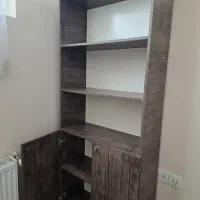 کتابخانه در حد نو با کمد پایین