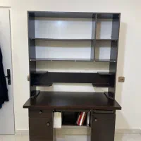 کتابخانه و میز تحریر