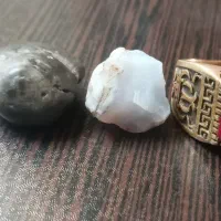 یک انگشتر و یک سنگ عقیق سوسنی و یک فسیل حلزون
