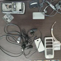 تعدادی کابل و باتری و فریم و هندزفری