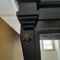 یک عدد بوفه مشکی بزرگ توافقی