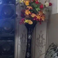 گلدان شیشه ایی سالم بزرگ همراه با گل هاش