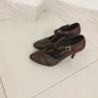 تعدادی کفش چرم و صندل