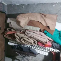 تعدادی موکت در رنگ وطرح واندازه های مختلف وفرش