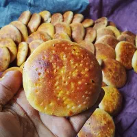 نون شیرمال باشیروشکروروغن وتخم مرغ