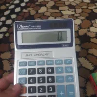 ماشین حساب اک هتاپلاستیک روی سفش رو داره