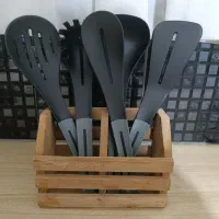 استند چوبی با کفگیر ملاقه