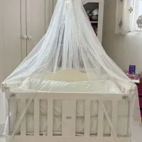 گهواره و تخت کنار مادر نوزاد
