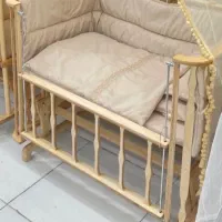 تخت کنار مادر گهواره شو