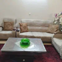 فروش یک دست مبلمان راحتی با میز