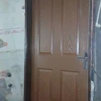 درب اتاق همراه با کمی