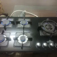 یک عدد اجاق گاز روی میزی ترمکوبل دار فندکی