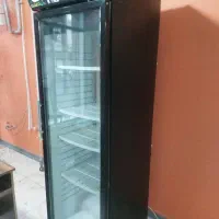 یخچال ایستاده و وسایل فست فود
