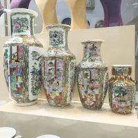 یک جفت گلدان قدیمی تمام نقاشی دست و اب طلا کاری
