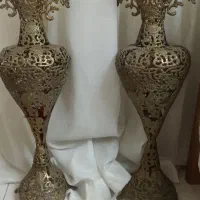 یک جفت گلدان برنجی بزرگ ایستاده
