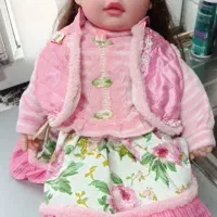 عروسک نوزاد سخنگو با لباس صورتی و کلاه پشمی