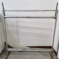دار قالیبافی به همراه ابزار