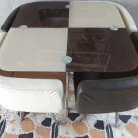 میز نهار خوری شیشه ای با صندلی تمیز مرتب