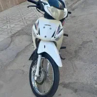 تعمیر خطر . چراغ جلو اینه ماشین
