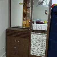 میز آرایش با اینه وکمی طبقه ای