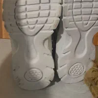 یک جفت کتونی نوهستش.