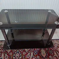 میز شیشه ای تلویزیون جلو مبلی