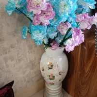 گلدان کنار سالنی  به همراه گل و گلدان رومیزی