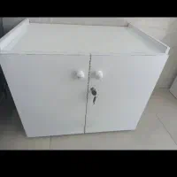 میز کوچک اداری یا کمد کنار تخت