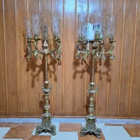 لوستر ایستاده کنار سالنی برنجی برنزی قدیمی تزئینی
