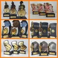 تندیس اهدایی و لوح تقدیر