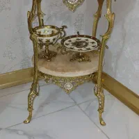 میز برنز و شمعدان و ظرف چینی برنز