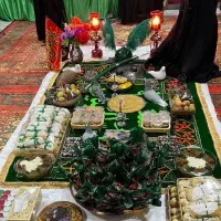 چیدمان سفره های روضه و سیاه پوش کردن دیوار منزل