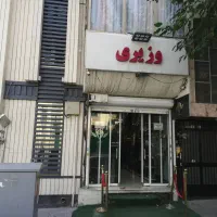 فروشنده و صندوقدار خانم