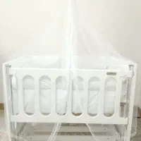 گهواره چوبی یا تخت کودک کنار مادر