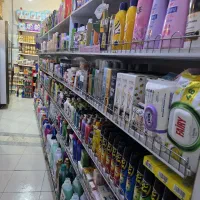 به یک نفر آقا صندوق دار ویک نفر چیدمان