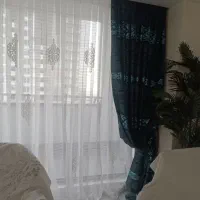 پرده حریر سفید با دکوری آبی