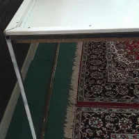 یک میز ام دی اف  با پایه وچند عددچهارپایه  مغازه