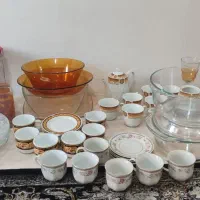تعدادی ظروف پذیرایی